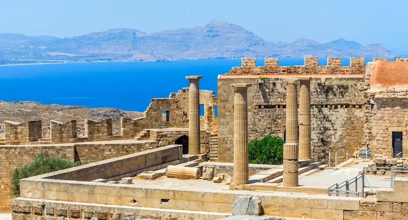 lindos-rhodes-607487088.816x440